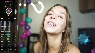 Monika Youthfull makes herself squirt