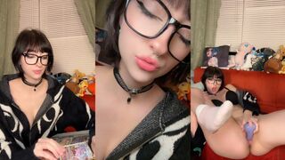 Kenalialuv Shows Off More Than her pokemon cards