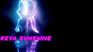 reya sunshine bounces on her torso dildo