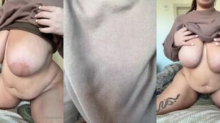 melkteeth big tits girl fucks her toy on the bed