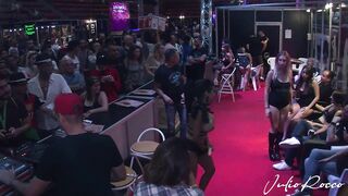 Kesha Ortega show with the public and ends up fucking live in Barcelona